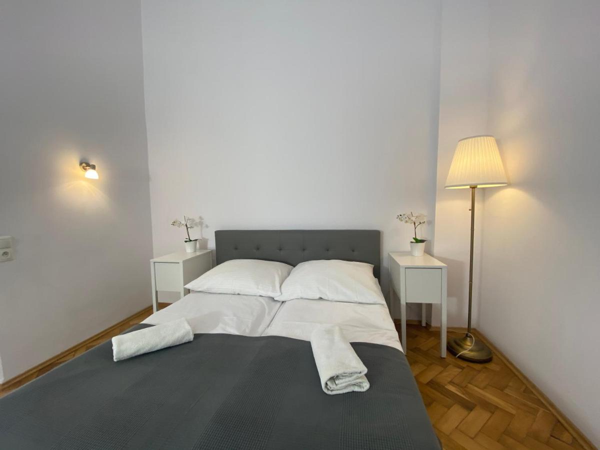 P&J Apartamenty Sw. Krzyza Krakow Ngoại thất bức ảnh